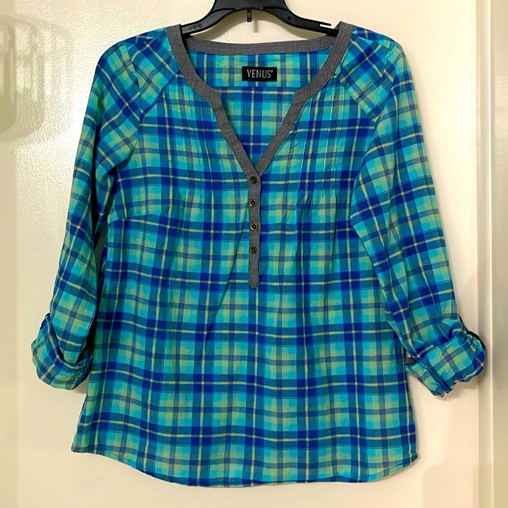 NWOT VENUS 4-BUTTON PLAID BLOUSE WOMENS SIZE 2 BLUE GREEN AND ROLL UP SLEEVE